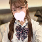 制服が邪魔をする。